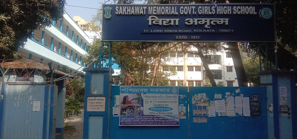 gerbang berwarna biru dan papan nama yang bertuliskan sakhawat memorial govt girls school, terletak di kolkata