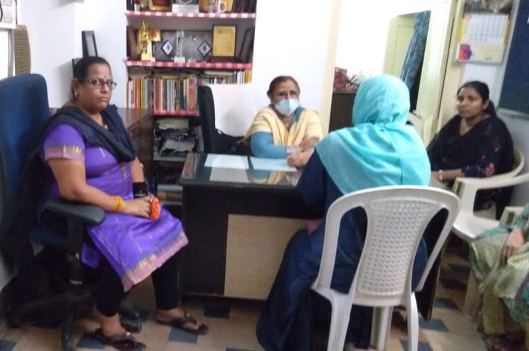 relawan wanita shaheen di kantor. 