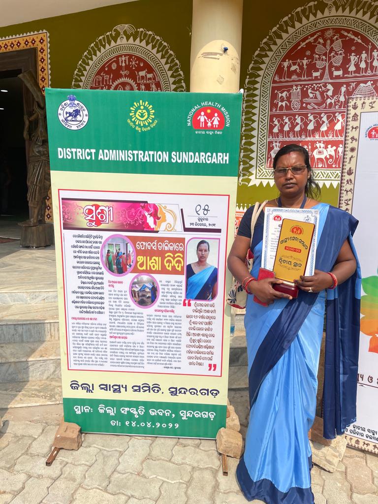 District Administration Sundargarh felicitating Matilda Kullu 