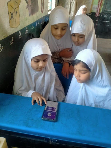gadis kecil muslim menggunakan aplikasi online untuk belajar 