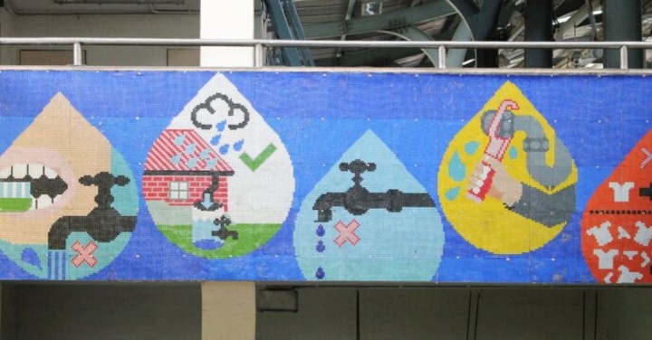 mural dinding berwarna-warni untuk menyebarkan kesadaran tentang konservasi air di luar stasiun metro di delhi 