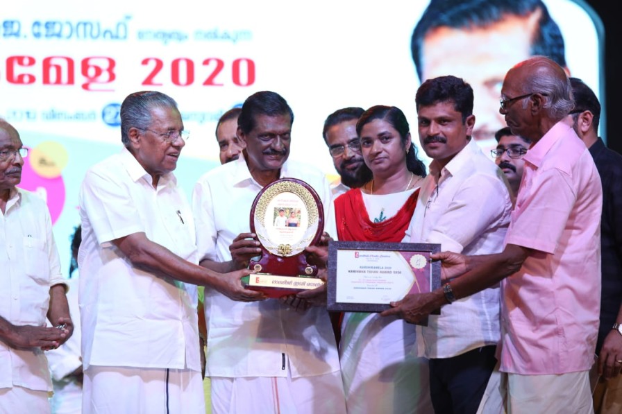 bijumon antony receiving state ribbon for weightier farmer from cm pinarayi vijayan