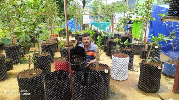 https://en-media.thebetterindia.com/uploads/2022/09/Air-pot-garden6-1-1664547389.jpg