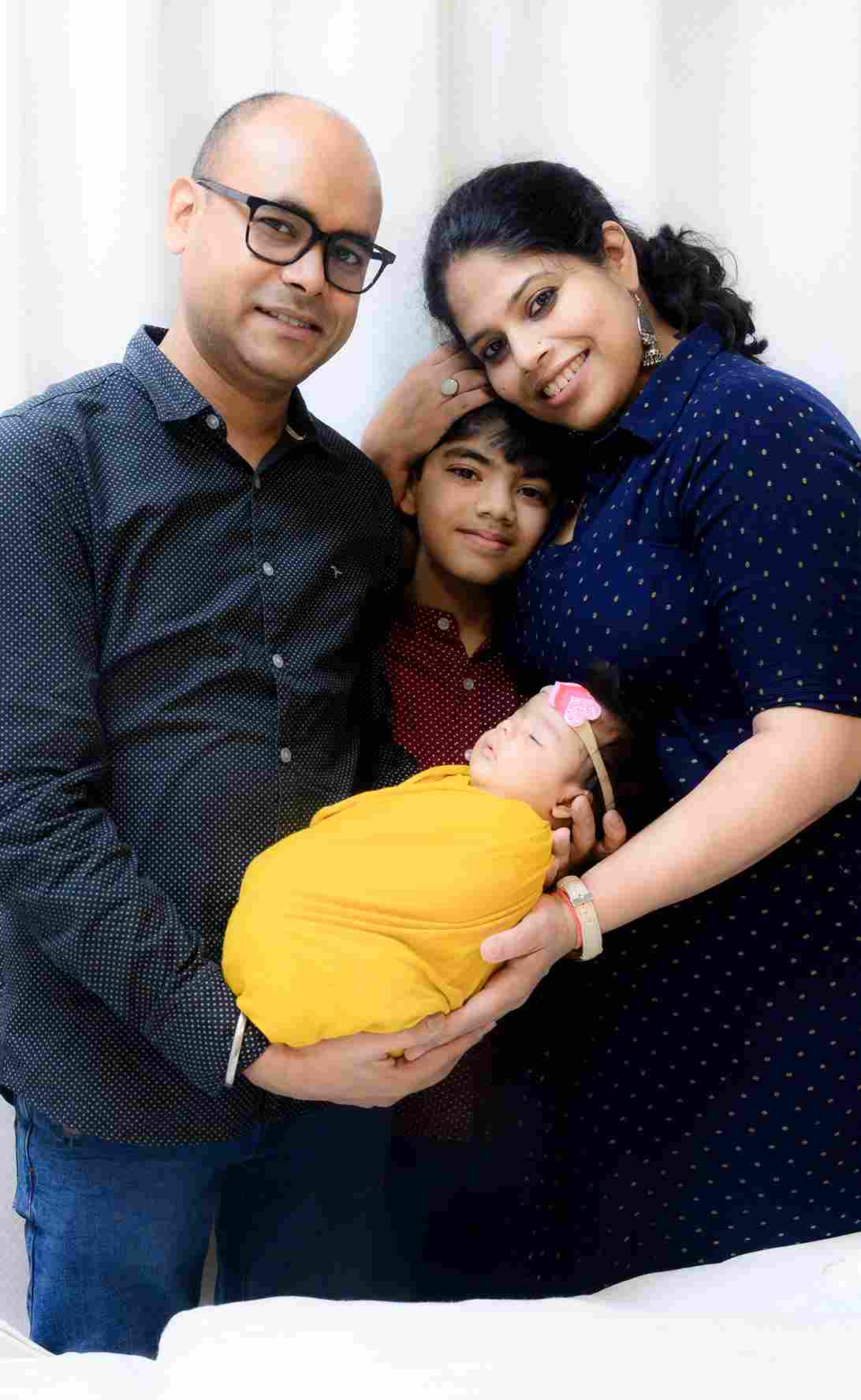 Divya Mohan bersama keluarga