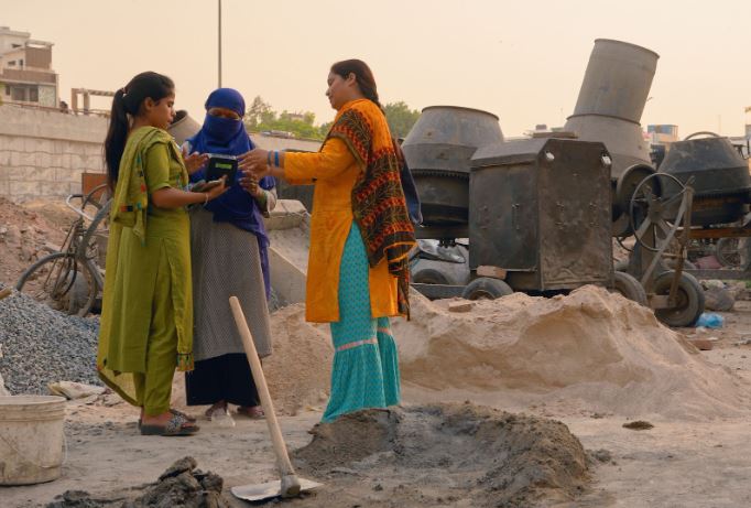 AQI Ambassadors tour the streets of Delhi to teach women workers about air quality levels