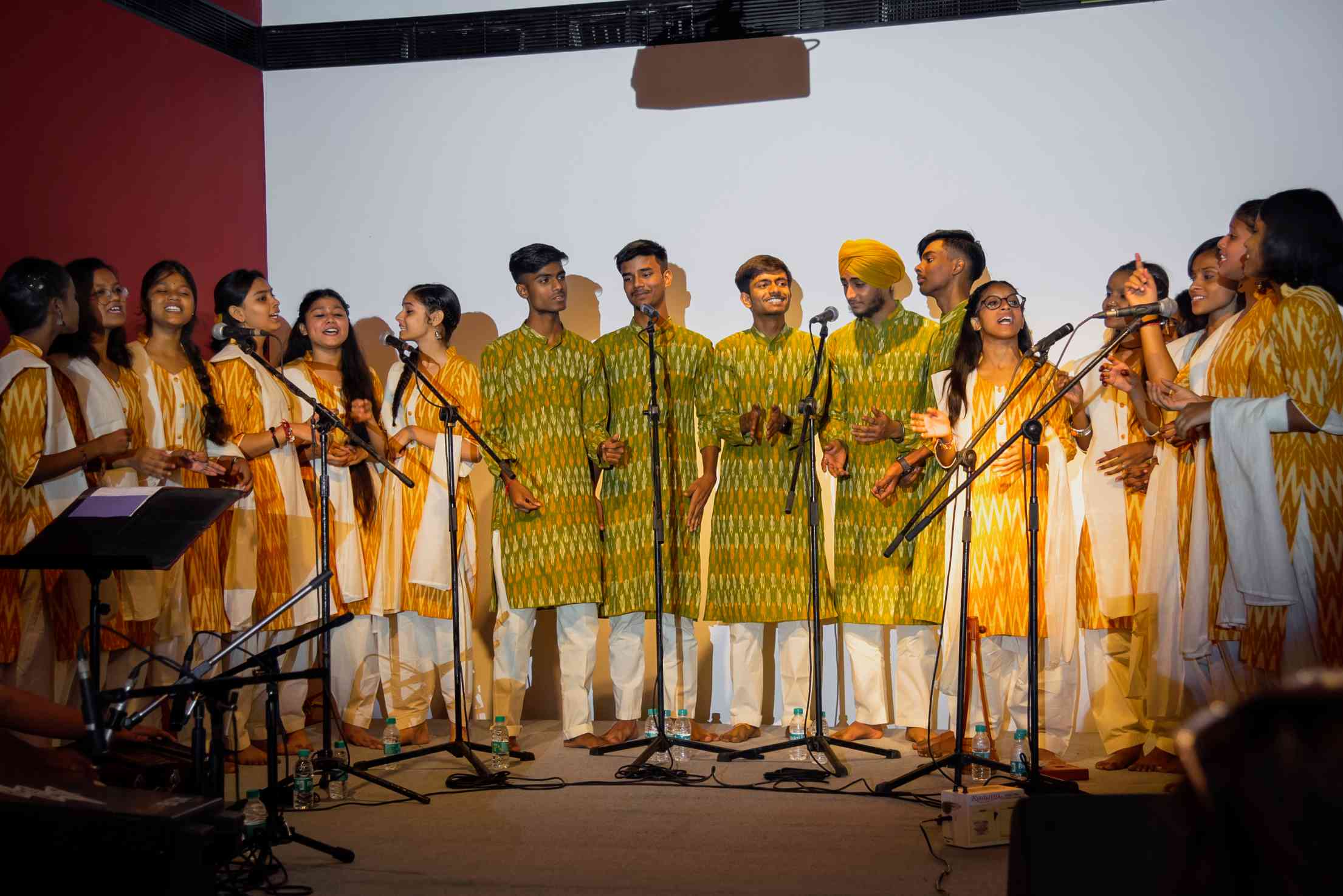 Siswa tampil sebagai bagian dari Paduan Suara Anak Delhi. 