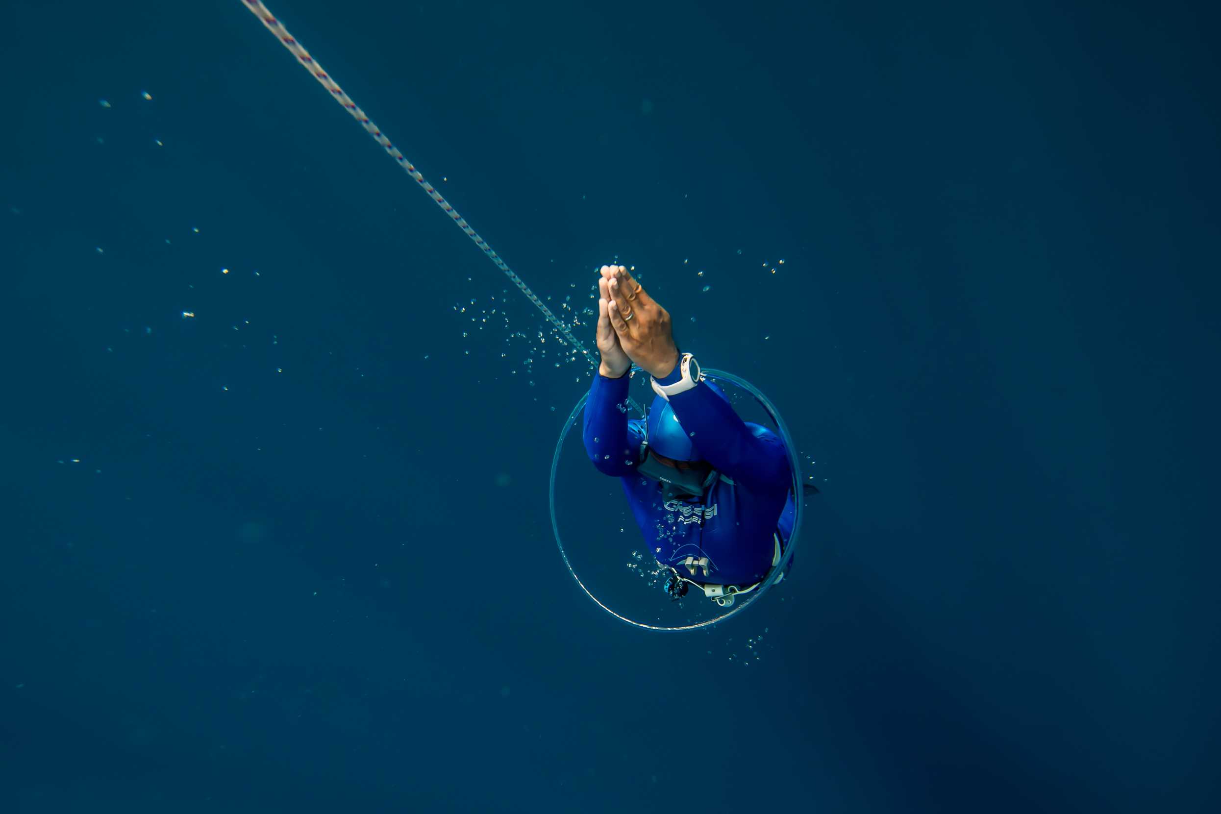 Mario Fernandes a freediver can hold his vapor under water for scrutinizingly 7 minutes. 