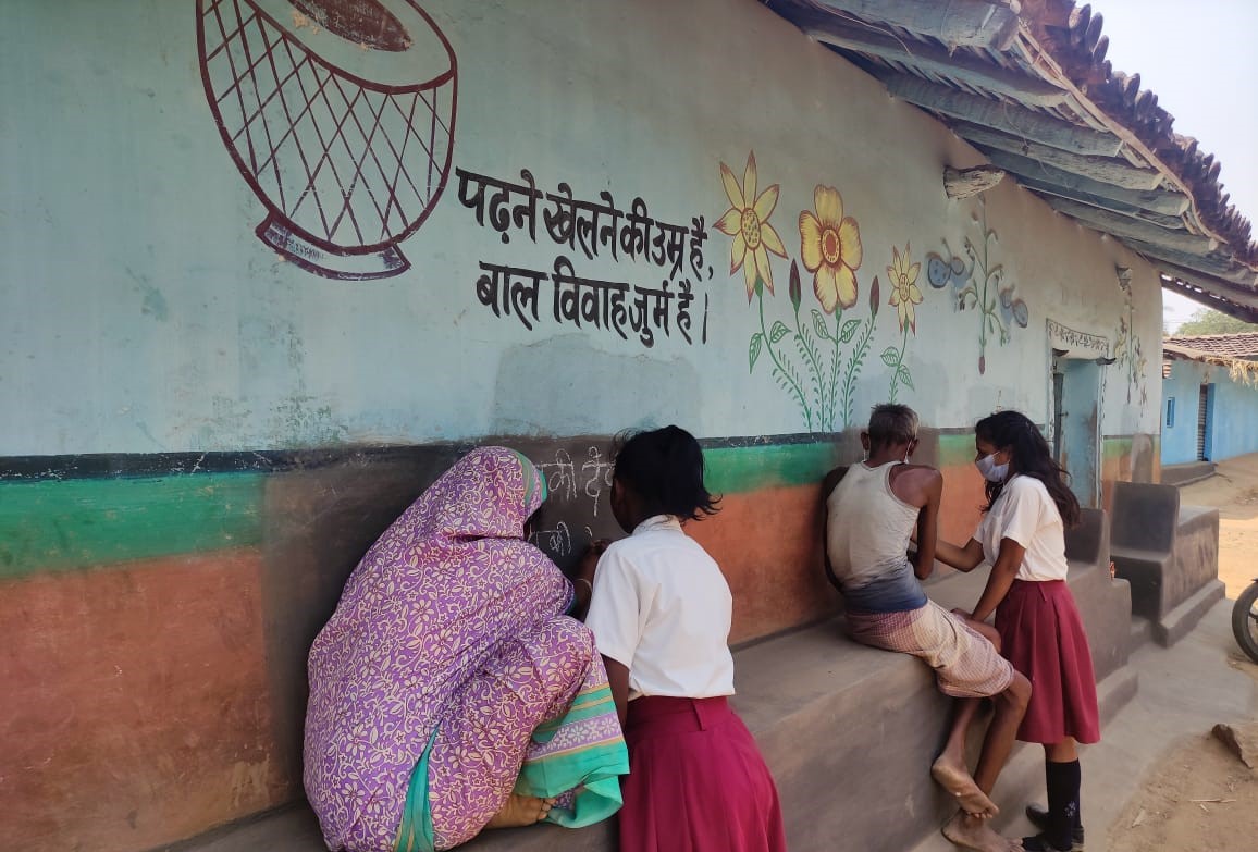 Anak-anak mengajar orang dewasa di Dumka, Jharkhand.