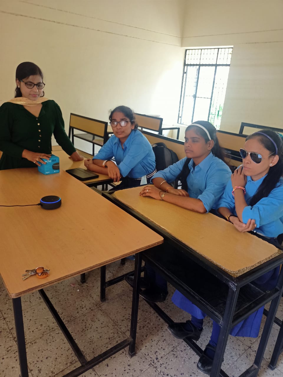 Guru Kalindi menggunakan speaker Amazon Echo Dot untuk kelas
