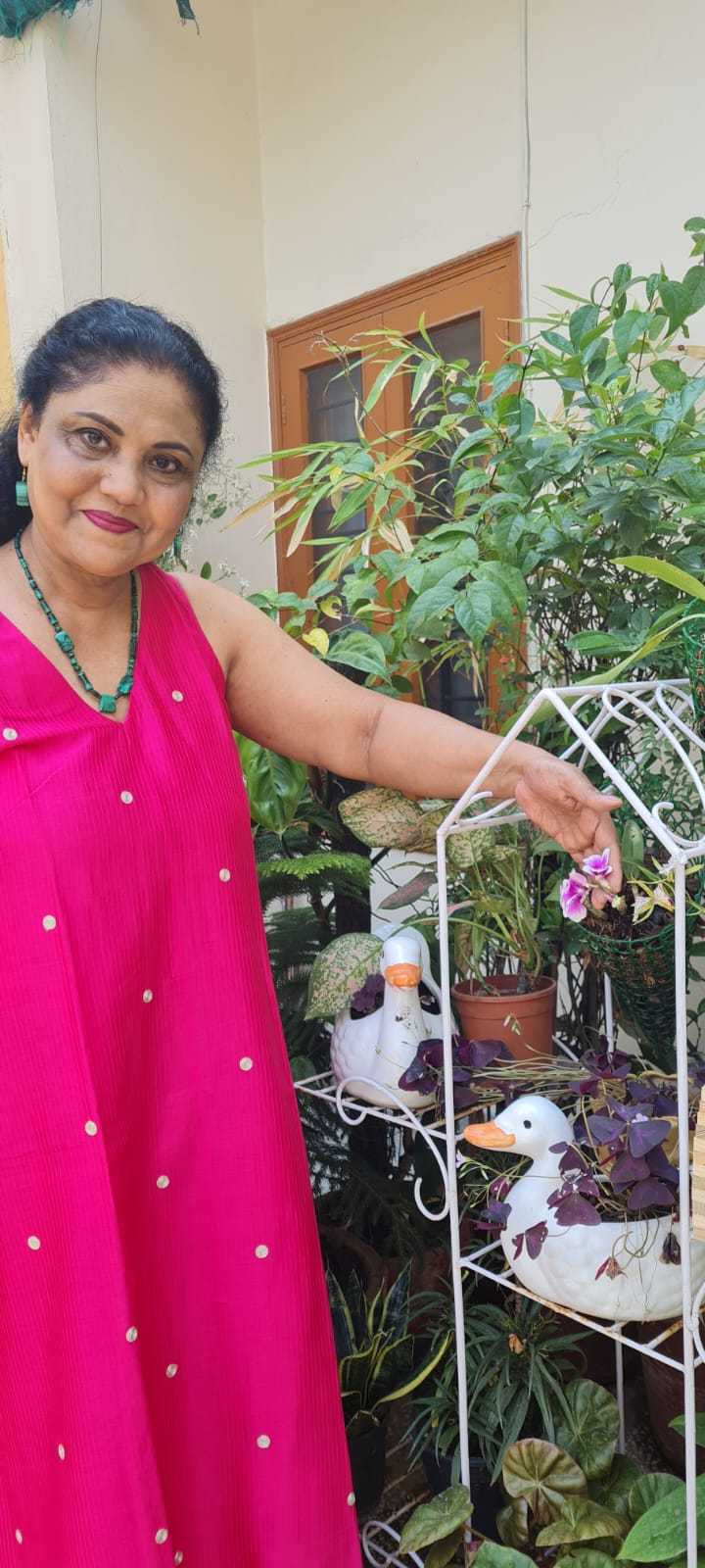 Mary George dari Delhi menunjukkan cara menanam anggrek di rumah.