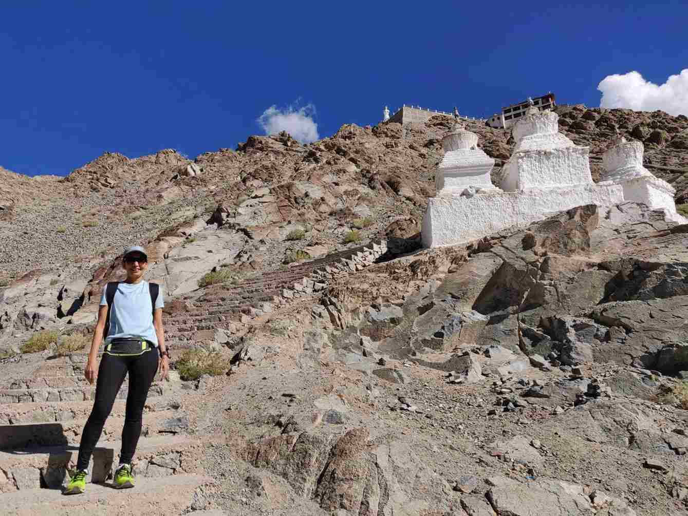 Pushpa Keya Bhatt berlari maraton pada usia 66, berdiri di dataran tinggi di Ladakh di mana ia menyelesaikan tantangan Khardung La