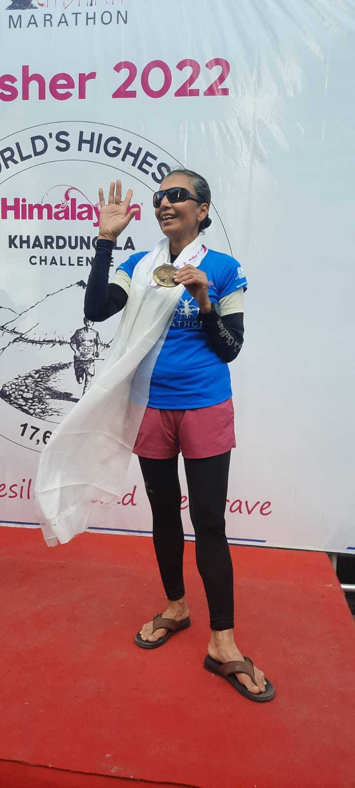 Pushpa Keya Bhatt setelah menyelesaikan tantangan Khardung La di mana dia berlari 72 km