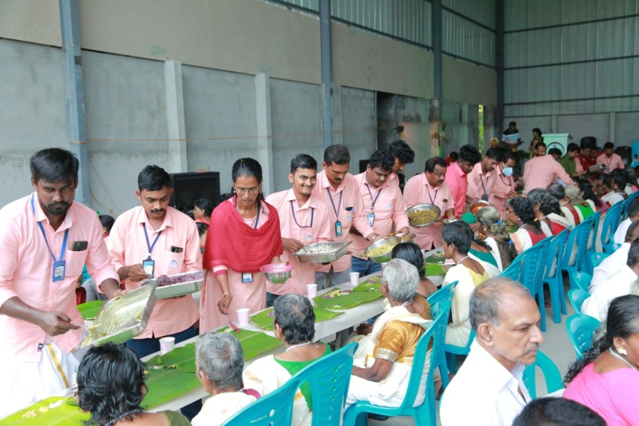 residents of mahatma janasevana kendram enjoying their onam meal