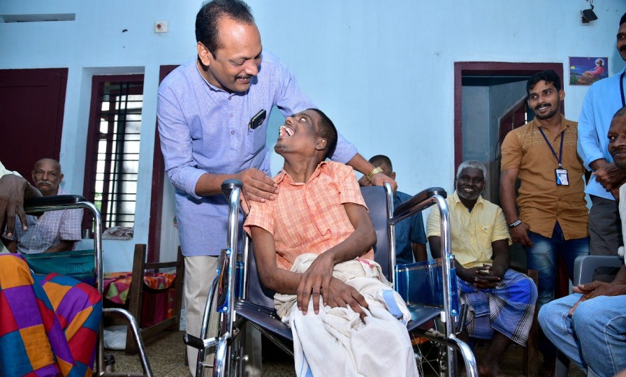 Rajesh Thiruvalla with a resident of mahatma janasevana kendram 