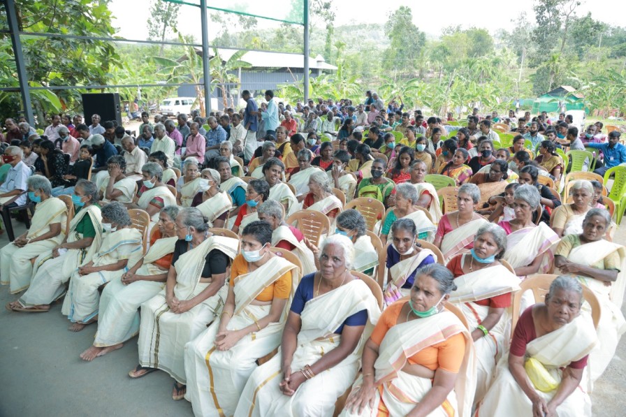 Penduduk Mahatma Janasevana Kendram menghadiri acara Onam yang diadakan di rumah mereka