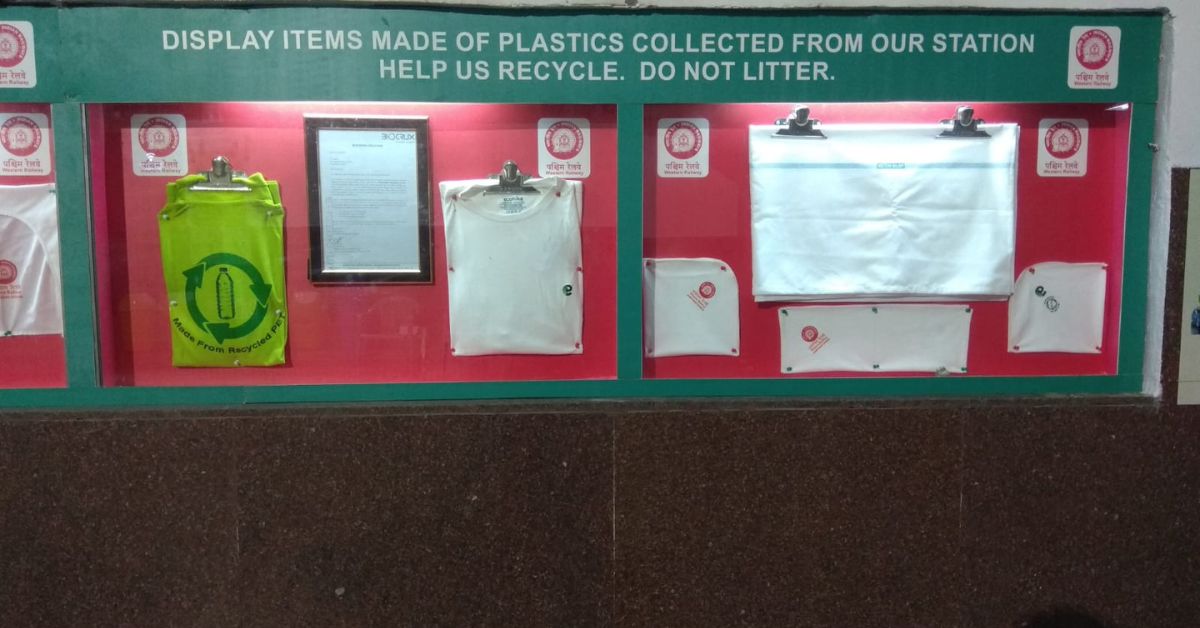 Produk yang terbuat dari botol PET daur ulang dipajang di stasiun kereta Ahmedabad.