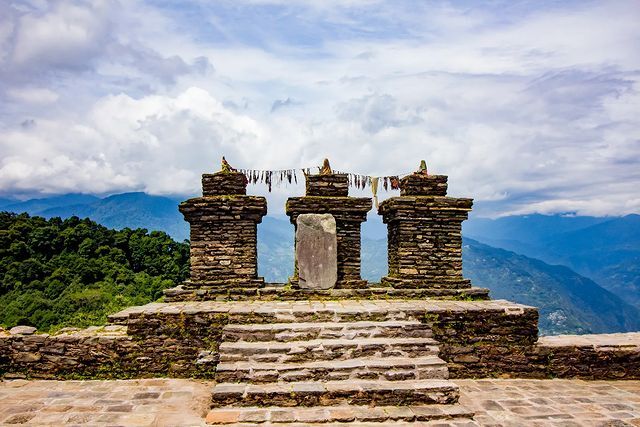 The Three Chortens di Rabdentse, tempat pemujaan mantan keluarga kerajaan Sikkim. 