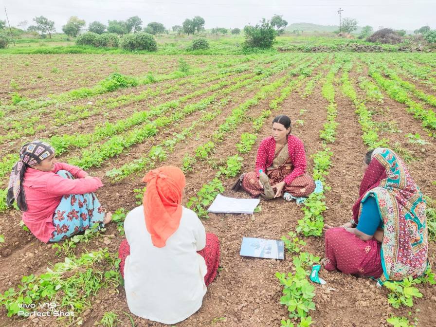 Savita Dakle explaining to women farmers the importance of organic farming. 