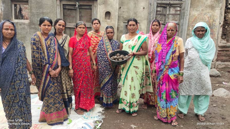 Savita Dakle, seorang petani perempuan mempelopori gerakan pertanian organik di Maharashtra.