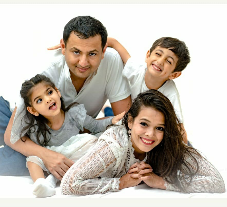Shraddha Soparkar bersama keluarganya