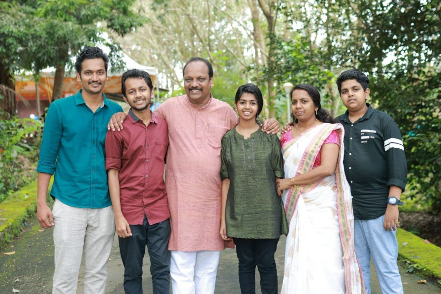 Rajesh with his children Akshay, Akshar, Avanthika, Adhwaith and his wife Preeshilda