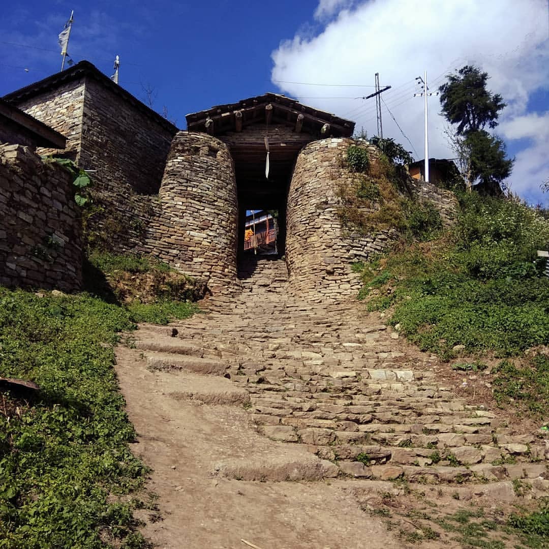 Pintu masuk Thembang, sebuah desa kuno dan rumah bagi suku Monpa di Arunachal Pradesh. 