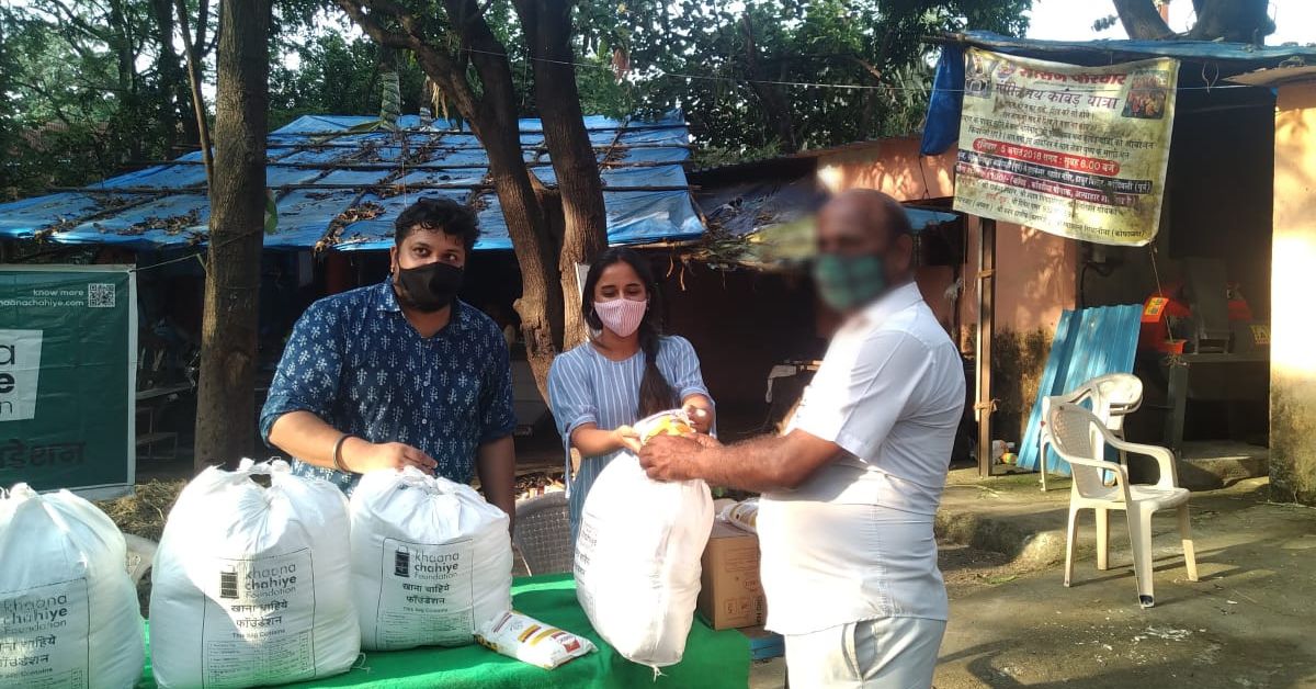 Khaana Chahiye team giving food during lockdown