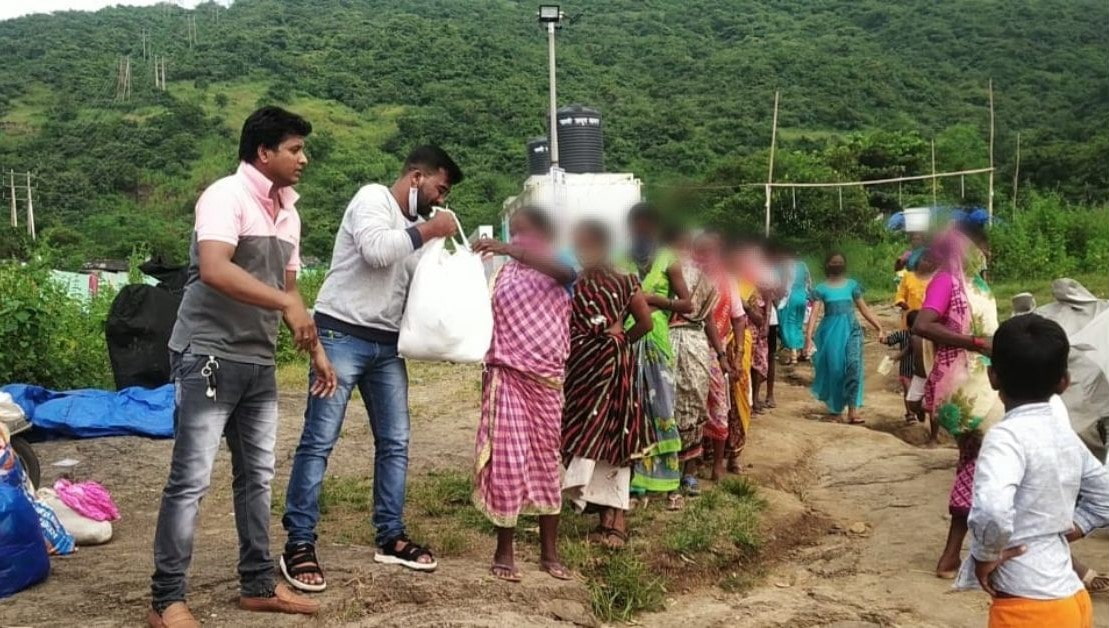 Khaana Chahiye team distributing food