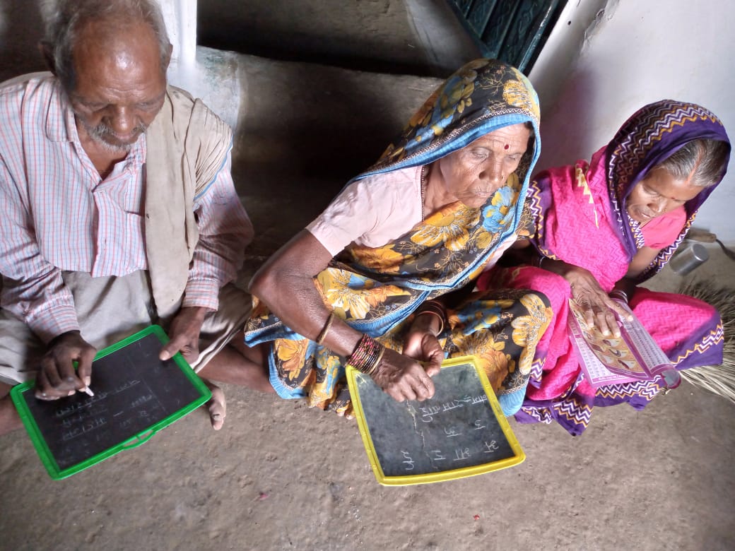 A community class being held for residents of Mandla, Madhya Pradesh. 