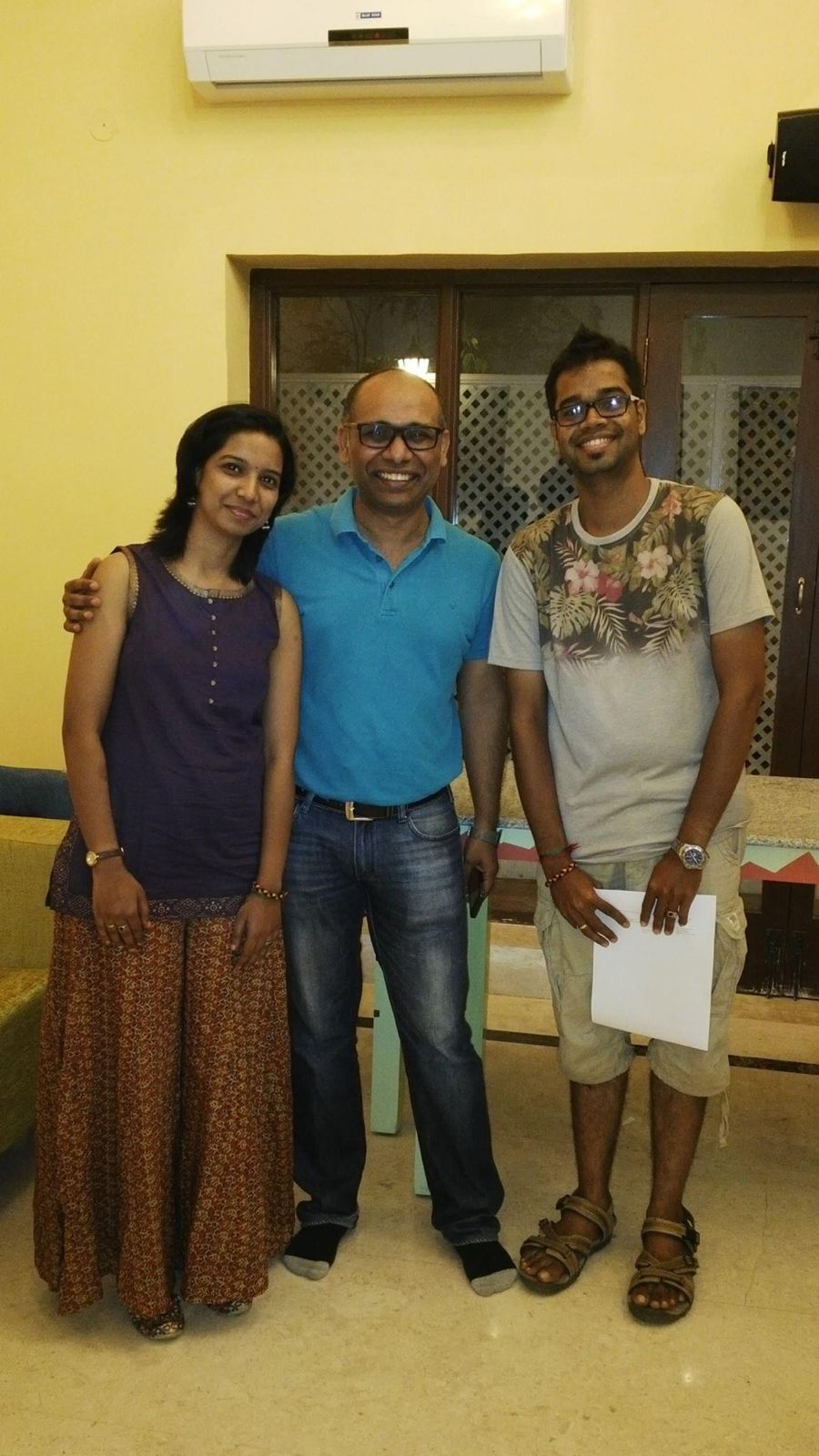 Latha bersama suaminya dan Sriram. 
