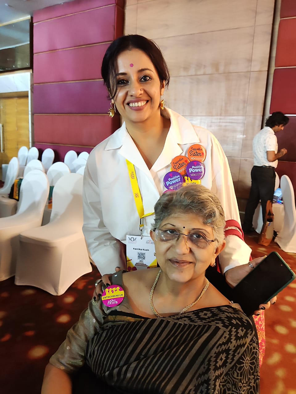 A happy customer with the entrepreneuer, Veena ji. 