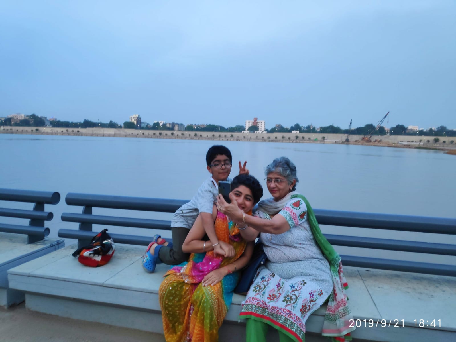 Veena Malhotra bersama putrinya Shefali dan cucunya. 