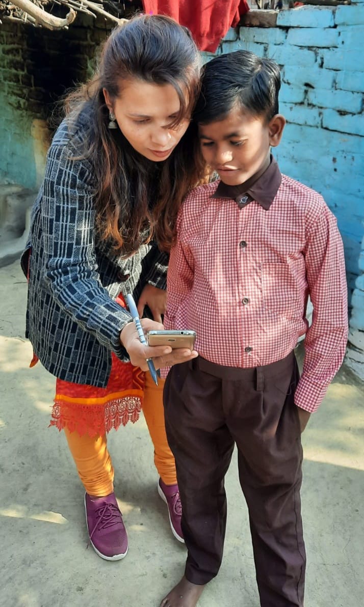 Deepmala Pandey dengan salah satu siswa cacat pertama di sekolah. 