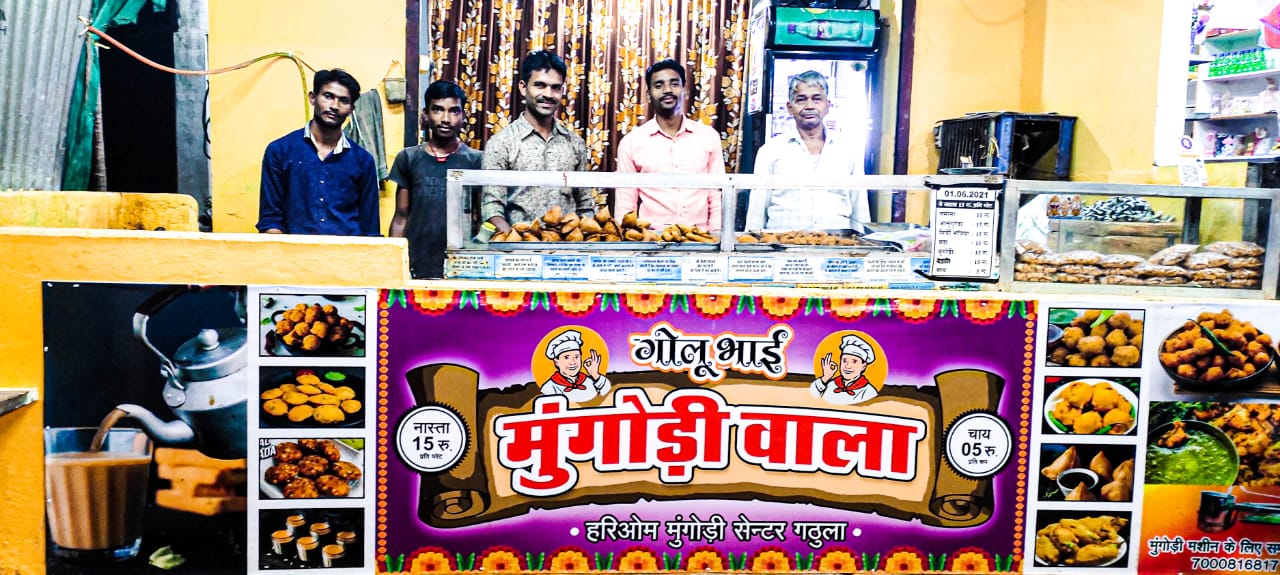 A stall selling mangodi and bhajjiyas. 