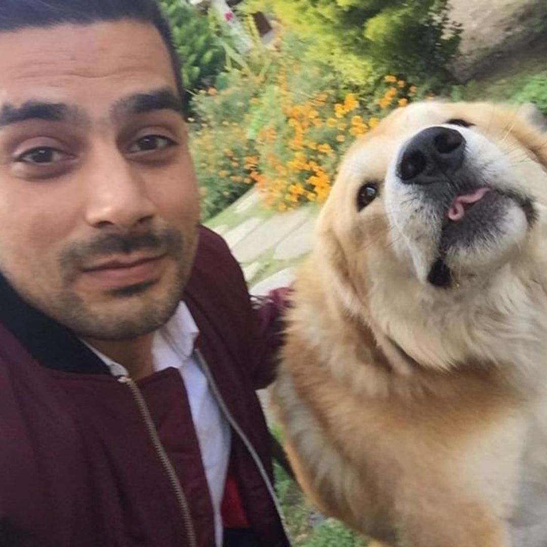 Dawood Mohammad dengan seekor anjing yang dia selamatkan
