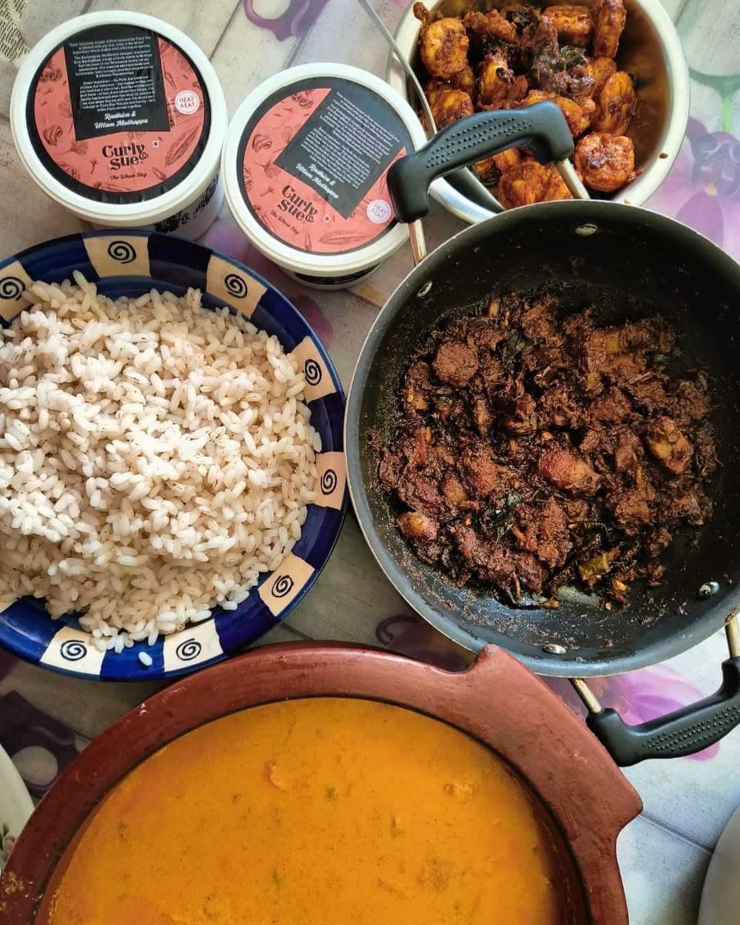 Daging babi, kari udang Kerala, dan nasi merah, hidangan tradisional yang disajikan di Curly Sue, Bengaluru
