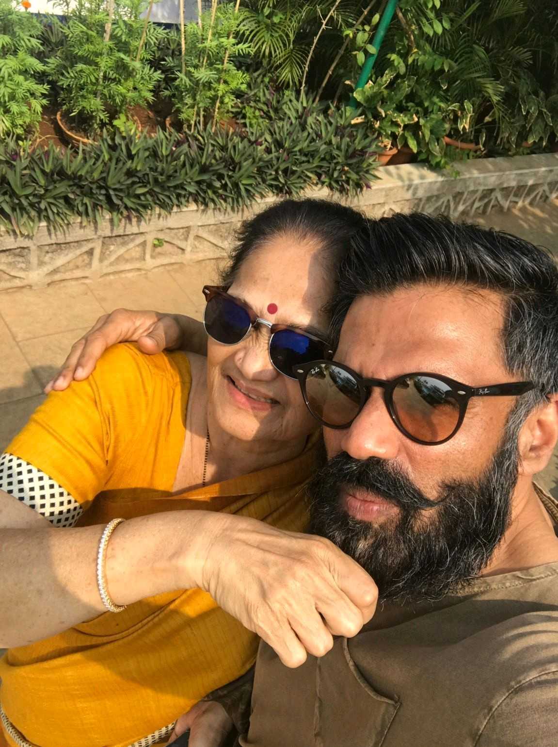 Suniel Shetty with his mother. 