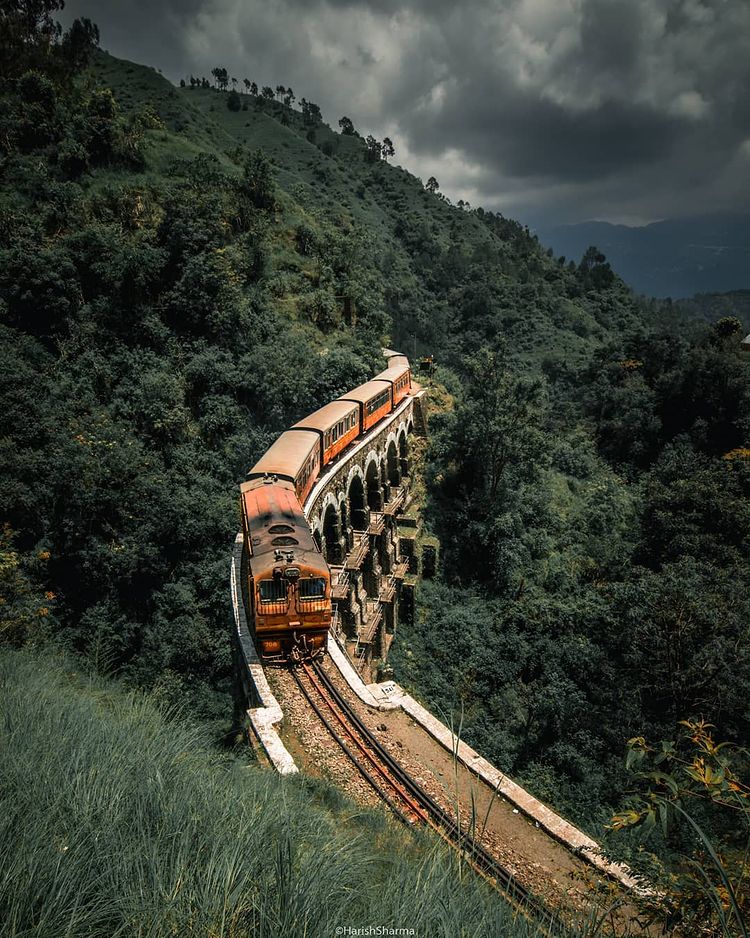 Pemandangan rute kereta api Kalka-Shimla