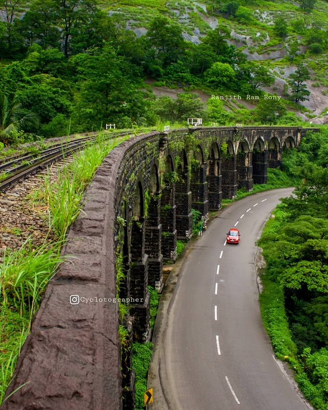Pemandangan jembatan 13-lengkungan Aryankavu yang ikonik di Kollam, Kerala.