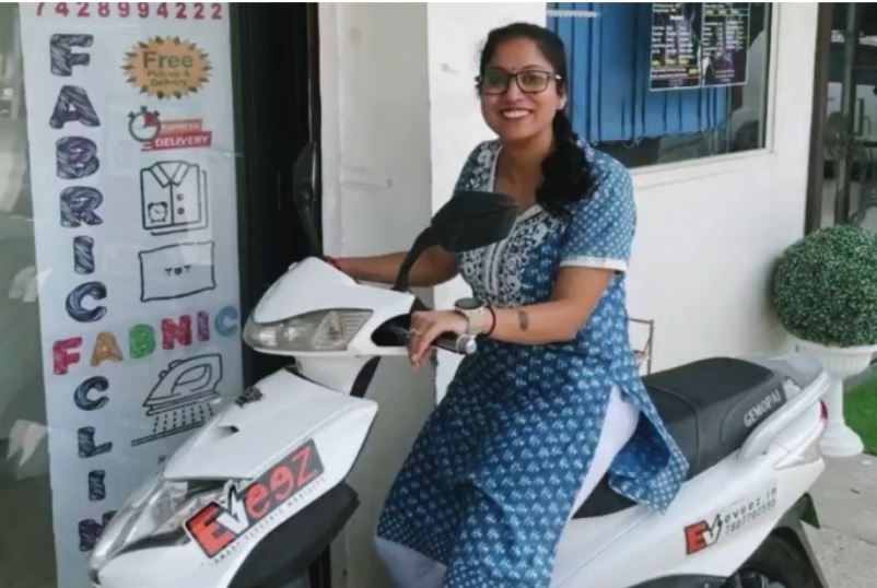 Sarla Rajput telah menggunakan roda dua listrik untuk bisnisnya sejak September 2021 (Gambar milik: Eveez)
