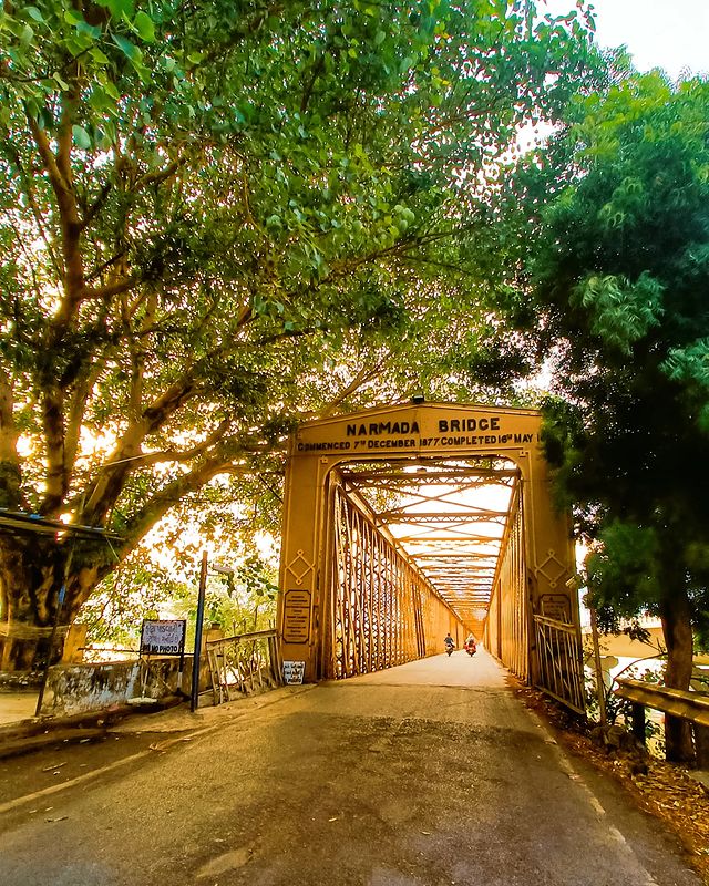 Entrance to the Narmada bridge in Gujarat. 