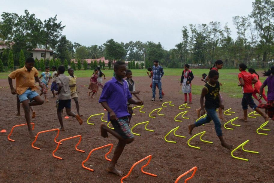 Nitish M Chiniwar memulai Bridges of Sports untuk membantu anak-anak suku terlantar di India.