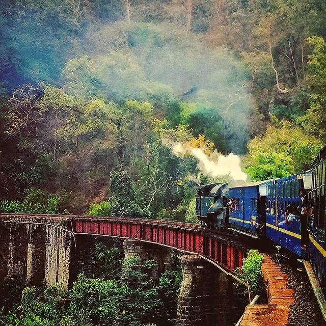 Pemandangan rel kereta api gunung Nilgiris.