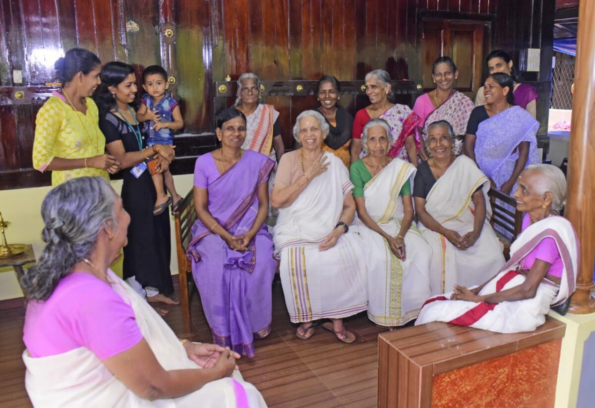 the inmates with thankamma teacher in manavodaya pakalveedu kottayam