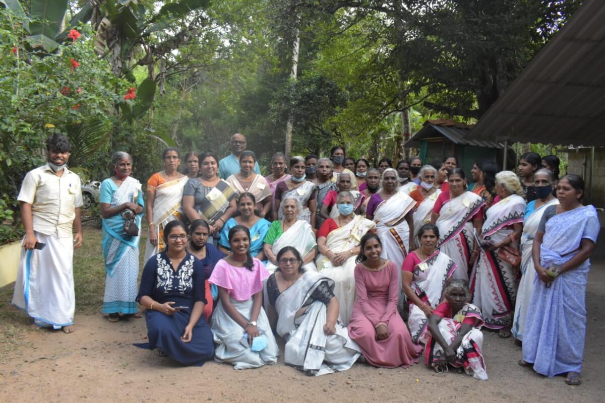 Thankamma teacher with the inmates and staff of Manavodaya Pakalveedu in kottayam