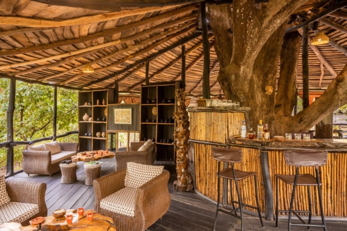 Interior kayu selesai dibuat menggunakan bahan daur ulang di safari pugdundee
