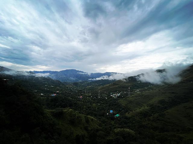 Pemandangan panorama dari Rajgarh alias Lembah Persik Himachal.