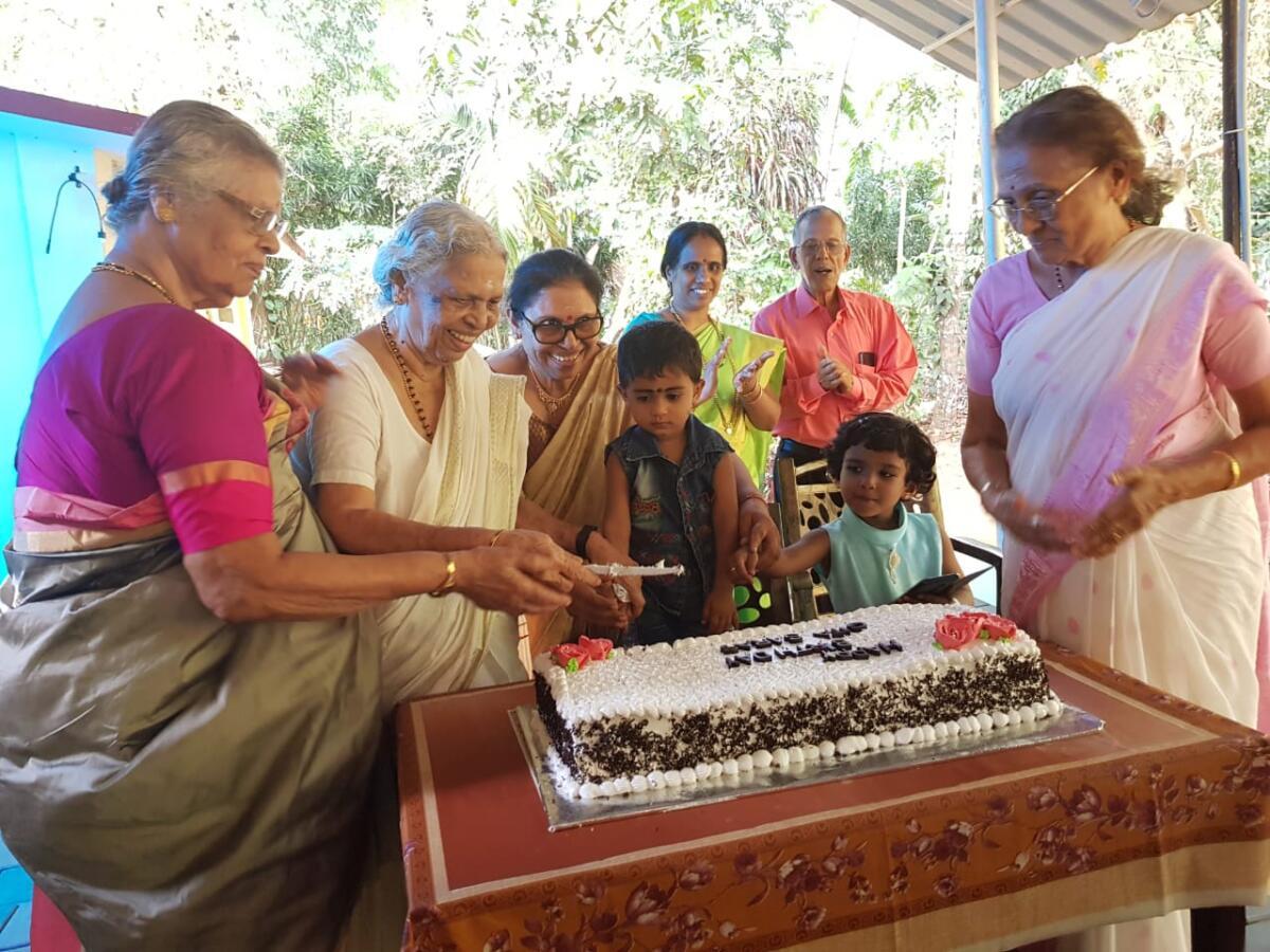 thankamma teacher celebrating her birthday with the inmates of manavodaya pakalveedu