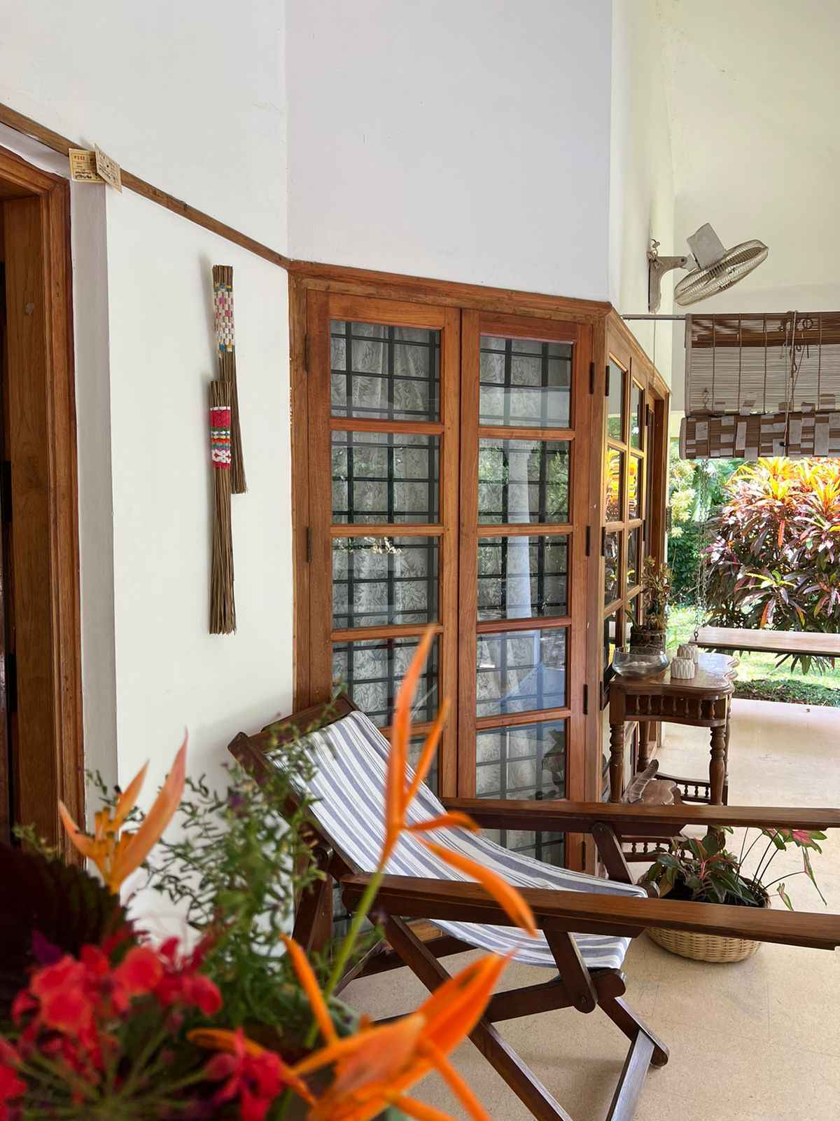 Pintu rumah Lakshmi memiliki dua buah sapu gantung yang dibuat oleh para wanita tunanetra