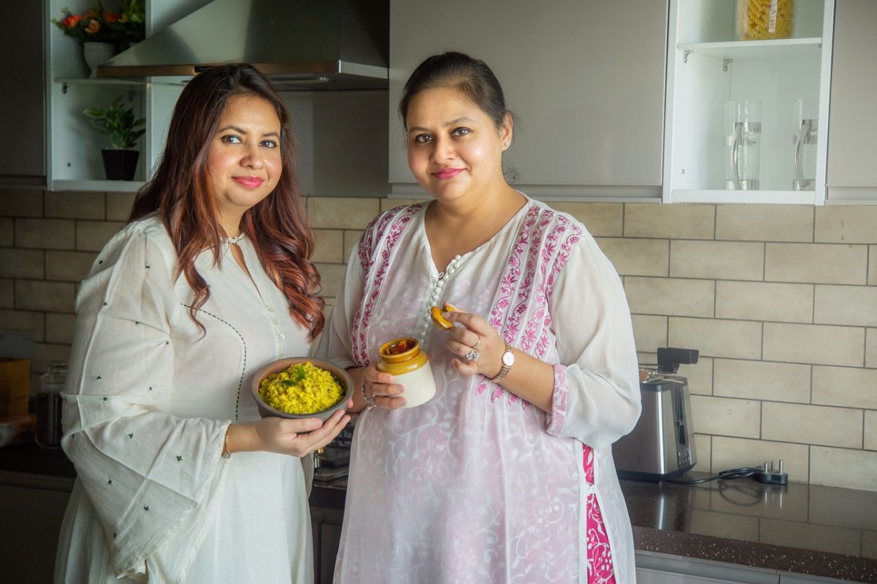 Ratika Bhargava dan Riccha Khetan, pendiri CauldronSisterss, dengan semangkuk khichdi
